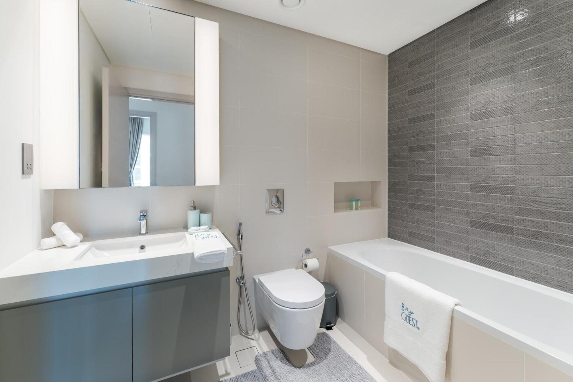 Picturesque 1br With Sea View And Access *